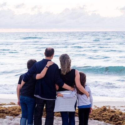 18 Powerful Bible Verses for Strengthening Family Bonds (With Commentary)