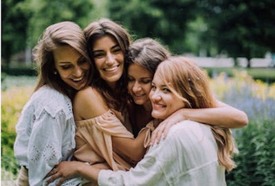 20 Bible Verses That Show the Power of Loving Others (with Commentary)