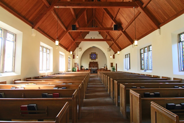 4 Types of Churches: The College Student's Easy Guide to the Christian Tradition
