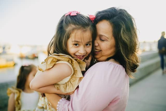 13 Faith-Building Scriptures for Single Moms (With Commentary)